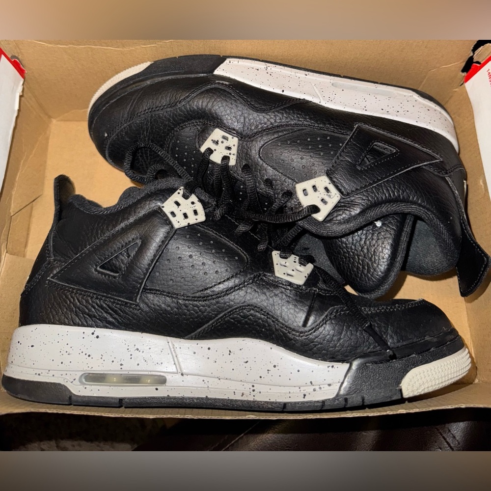 Nike Air Jordan “Oreo 4s” 6.5 Youth or 6.5 Men’s 
Black/White